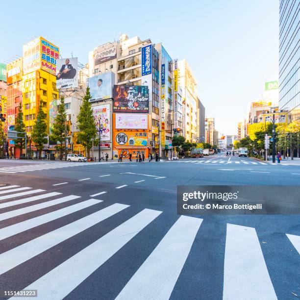 akihabara electric town, tokyo - town square foto e immagini stock