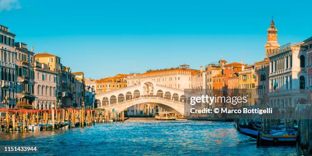 rialto bridge and canal grande, venice. - リアルト橋 ストックフォトと画像