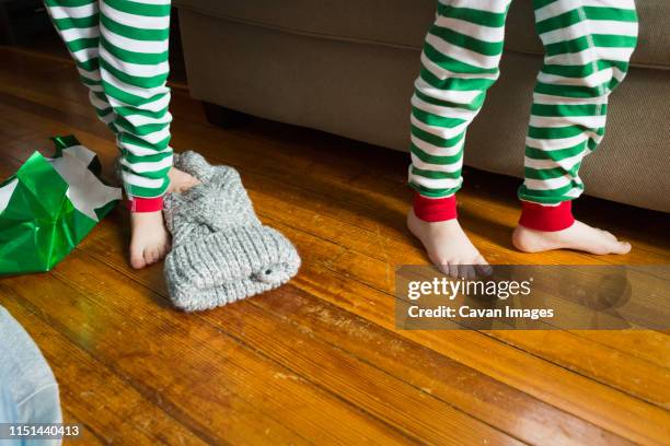 legs of two male children standing next to couch on christmas morning - male feet - fotografias e filmes do acervo