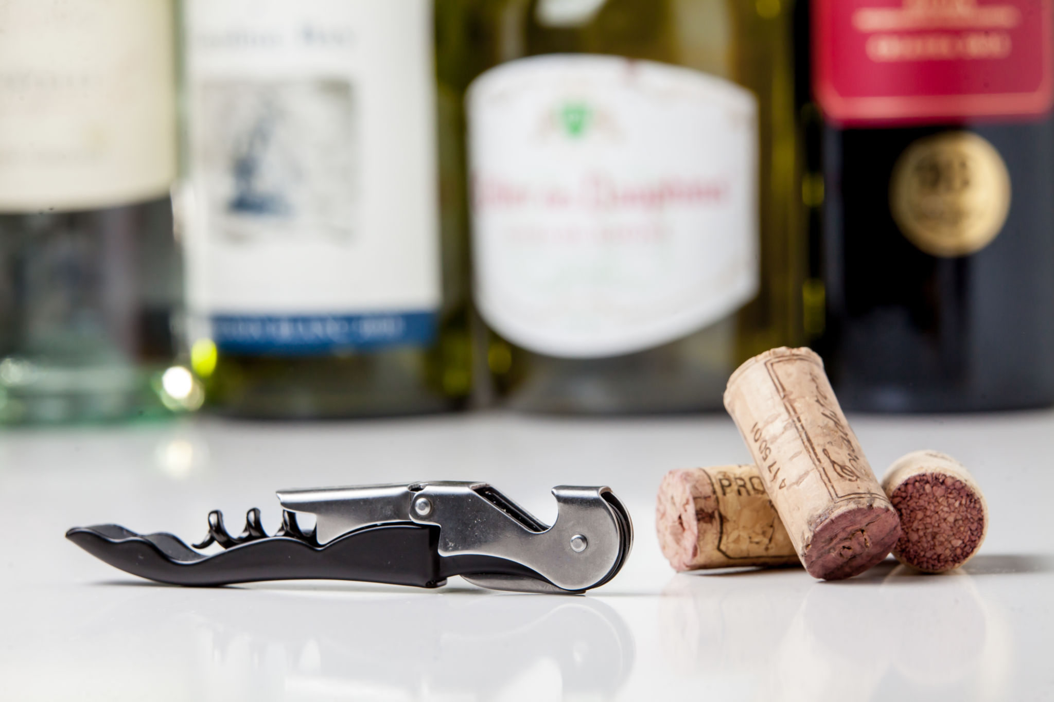 Sacacorchos metálicos modernos contra el fondo del vino Sacacorchos metálicos modernos contra el fondo del vino