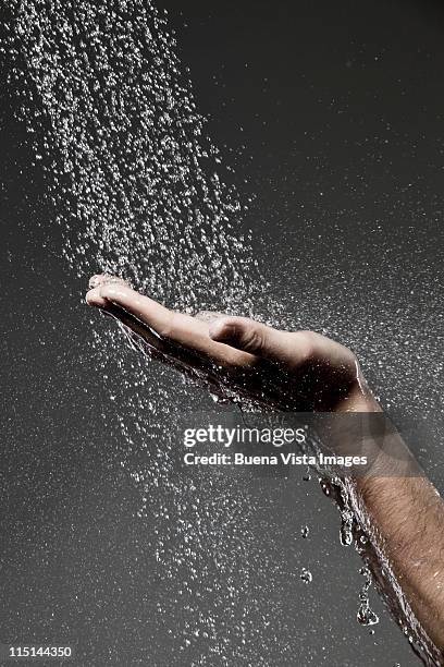 water drops on man's hands under shower - hombre en la ducha fotografías e imágenes de stock