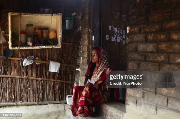 Geeta Devi, who lost her daughter by AES ,mourns outside of her temporary shelter in Harvansh pur village, vaishali District , some 35 kms from...