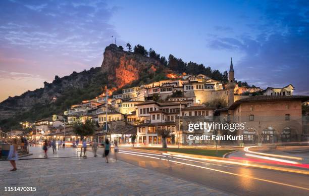 berat bij nacht - albanië stockfoto's en -beelden