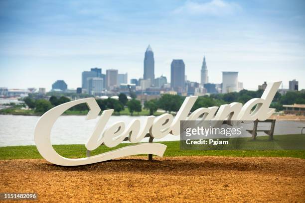 downtown cleveland city skyline in ohio verenigde staten - cleveland ohio stockfoto's en -beelden