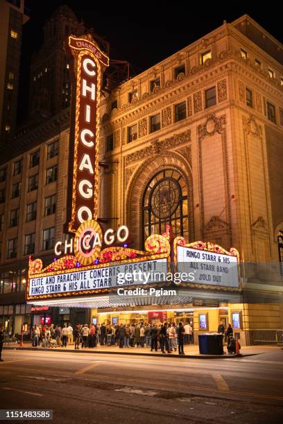 teatro de chicago por la noche en el centro de illinois ee.uu. - teatro chicago fotografías e imágenes de stock