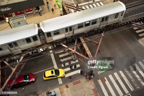 elevated railway train on a bridge in chicago illinois usa - chicago l stock pictures, royalty-free photos & images