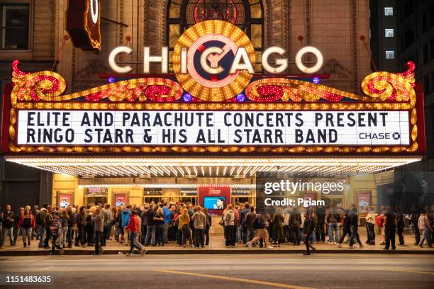 chicago theatre at night in downtown illinois usa - chicago sign stock pictures, royalty-free photos & images