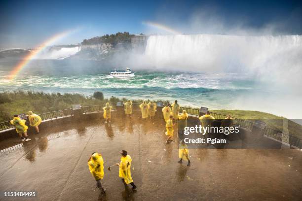 toeristen dragen poncho te beschermen tegen de natte nevel in niagara falls ontario canada - rain poncho stockfoto's en -beelden