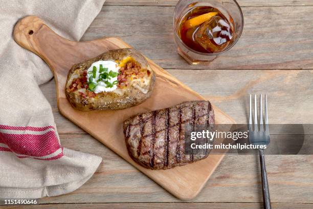 lendenen steak en aardappelen - bourbon whisky stockfoto's en -beelden