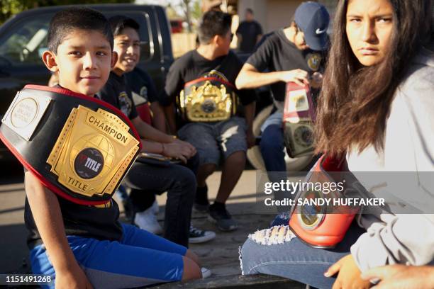 Young parade goers wait to see Heavyweight boxing champion Andy Ruiz Jr. During a homecoming parade on June 22, 2019 in Imperial, California. - Boxer...