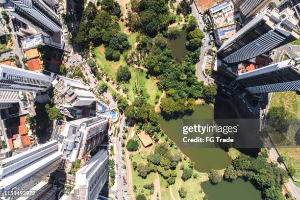 top-blick auf goiânia (go) mit flamboyant-park - goias stock-fotos und bilder