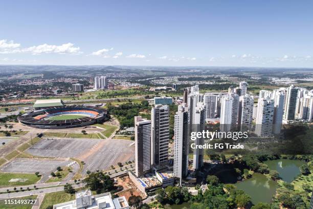 vista de gran angular de goiânia (go), mostrando el parque flamboyant - goiania fotografías e imágenes de stock