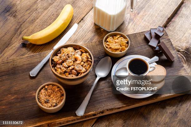 comer saudável com granola para o pequeno almoço - granola - fotografias e filmes do acervo