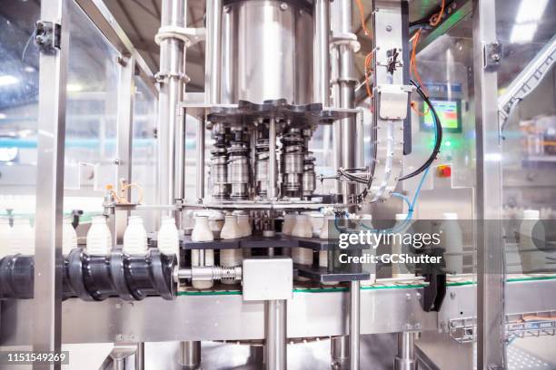 fábrica automática de embotellado de leche en áfrica - dairy product fotografías e imágenes de stock