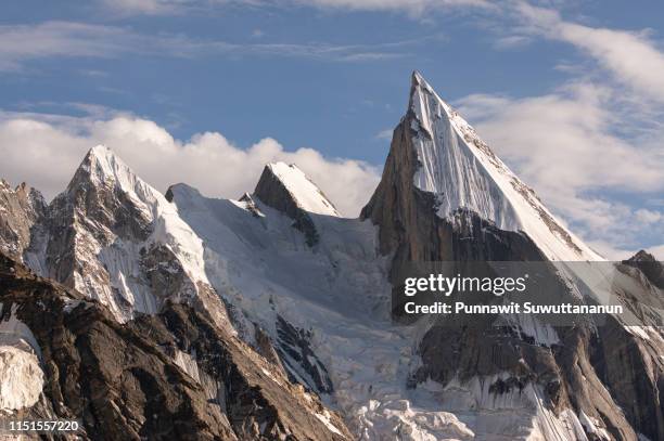 laila peak, beautiful peak in karakoram mountain range, khuspang camp, k2 trek, pakistan - moräne stock-fotos und bilder