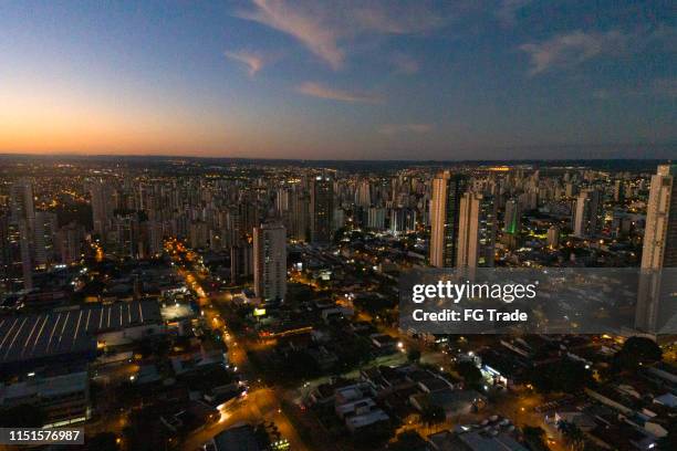 skyline mit sonnenuntergang in goiânia, goiás - goias stock-fotos und bilder