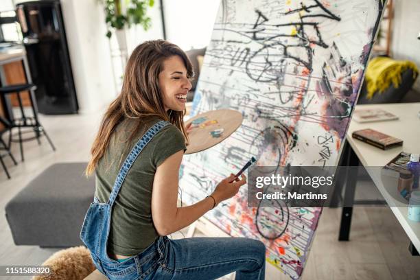 chica artística - oficio artístico fotografías e imágenes de stock