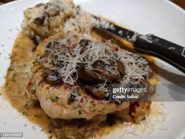 chicken marsala at a famous restaurant - chicken marsala stock pictures, royalty-free photos & images