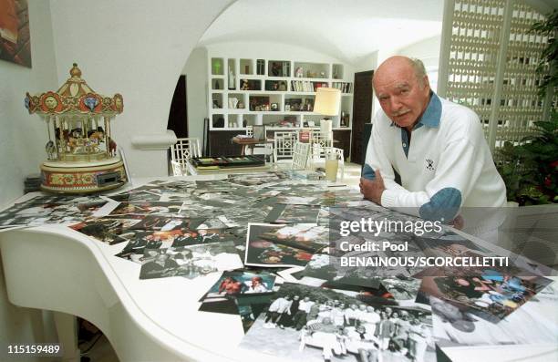 Eddie Barclay in his house with Elodie in Saint Tropez, France on July 25, 2000.