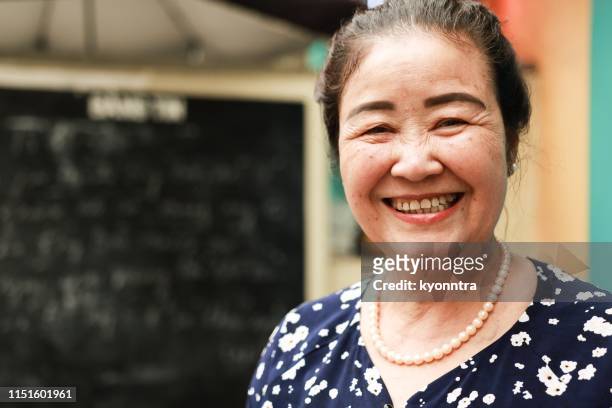 seniorin in südostasien - vietnamese stock-fotos und bilder