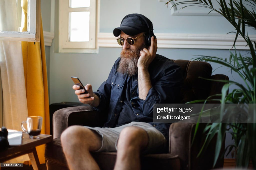 Escuchando el podcast favorito en el ambiente doméstico relajante