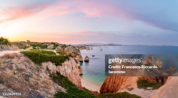 praia do camilo at sunset, algarve, portugal. panorama - cliff shore stock-fotos und bilder