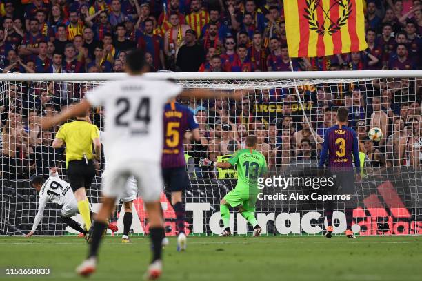 Rodrigo Moreno of Valencia CF scores his team's second goal during the Spanish Copa del Rey match between Barcelona and Valencia at Estadio Benito...