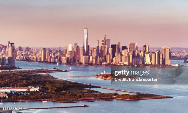 fliegen über neues gelorch mit manthattan im hintergrund - insel staten island stock-fotos und bilder