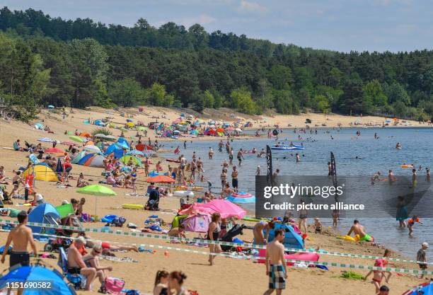 June 2019, Brandenburg, Frankfurt : Swimmers can be seen at the beach and in the water of Lake Helena. Photo: Patrick Pleul/dpa-Zentralbild/ZB