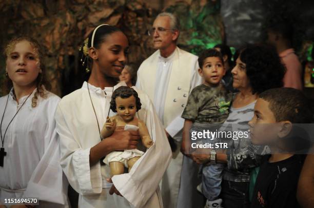 Cuban girl holds an image of Jesus Christ, on September 28 in a church of Havana. AFP PHOTO