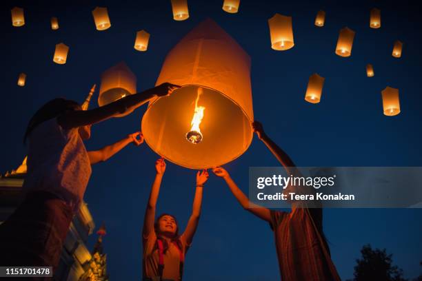 people floating lamp in yi peng festival in chiangmai thailand - cultura tailandese foto e immagini stock