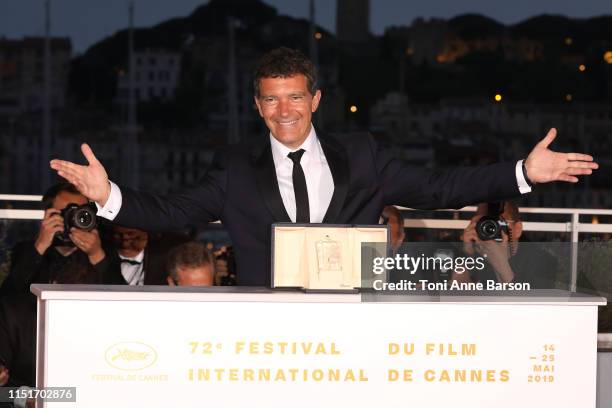 Antonio Banderas, winner of the Best Actor award for "Dolor Y Gloria", poses at theÂ photocall for Palme D'Or Winner during the 72nd annual Cannes...