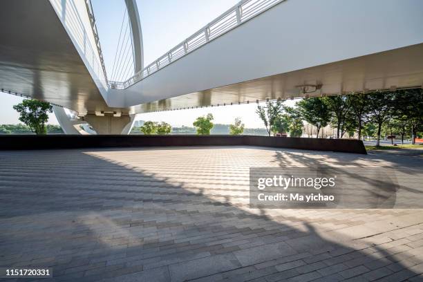 modern building and beautiful city park - site naturel stock-fotos und bilder