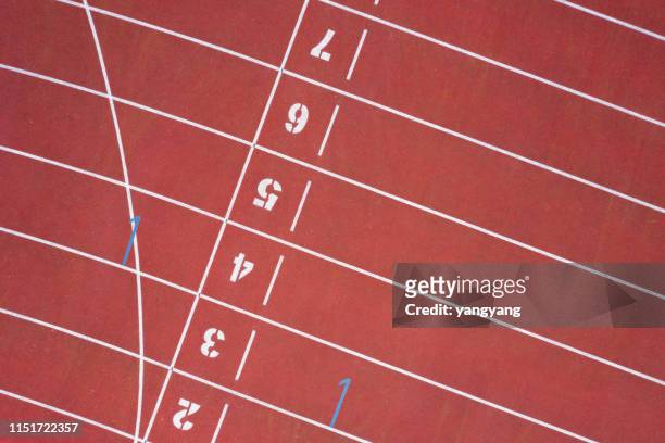start running track in sport field - track photos et images de collection