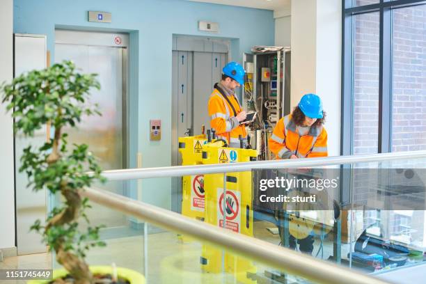 ingenieros de elevación - fuera de servicio fotografías e imágenes de stock