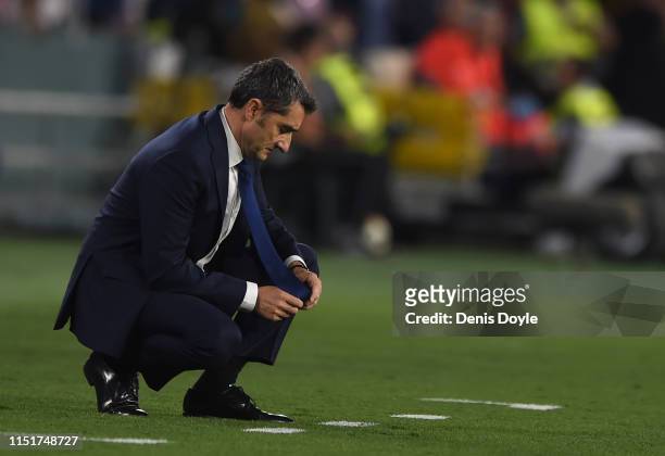 Head coach Ernesto Valverde of FC Barcelona looks on during the Spanish Copa del Rey match between Barcelona and Valencia at Estadio Benito...