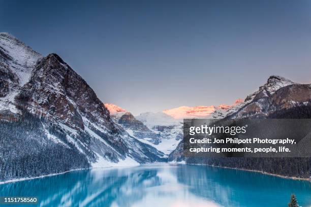 lake louise sunrise alberta canada - banff national park stock-fotos und bilder