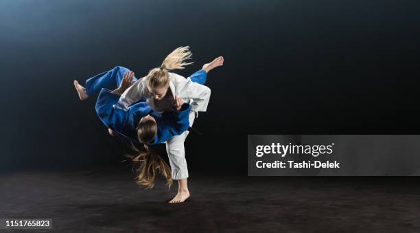 jugadoras de judo femeninas que compiten durante el partido - women's judo fotografías e imágenes de stock