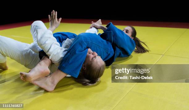 vrouwelijke judo spelers concurreren tijdens de wedstrijd - asian indoor & martial arts games stockfoto's en -beelden