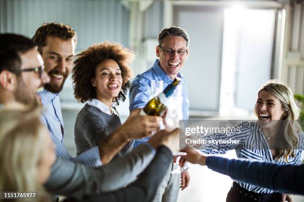 happy business team toasten met champagne op kantoor partij. - office party stockfoto's en -beelden