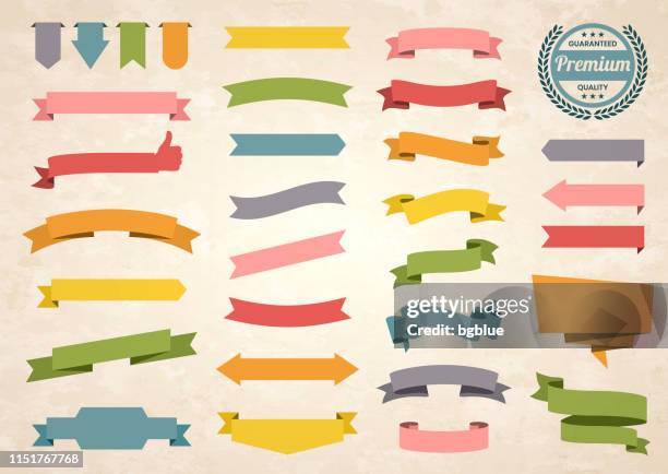 set von farbenfrohen vintage ribbons, bannern, abzeichen, etiketten-design-elemente auf retro-hintergrund - pennant stock-grafiken, -clipart, -cartoons und -symbole