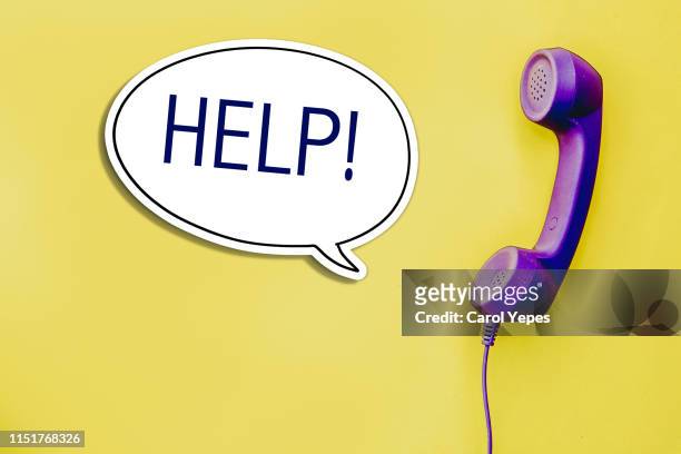 help message in bubble speech from a hand phone - help single word fotografías e imágenes de stock