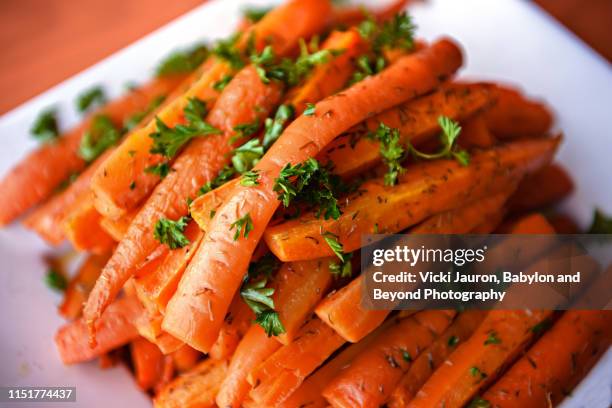 fresh glazed carrots with parsley for turkey dinner - plato de acompañamiento fotografías e imágenes de stock