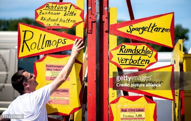 June 2019, Lower Saxony, Hanover: Showman Kai Thies sets up the fairground attraction "Hau den Lukas" on the Schützenplatz. The 490th Schützenfest...
