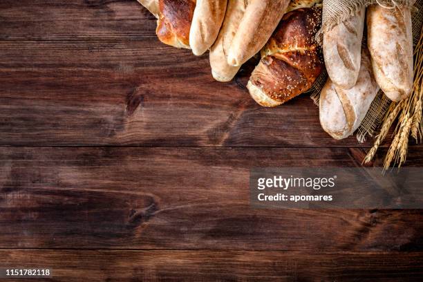 hantverksmässiga bageri: färsk blandad bulle, rullar och ingredienser som gör en ram med kopierings utrymme - bread bildbanksfoton och bilder