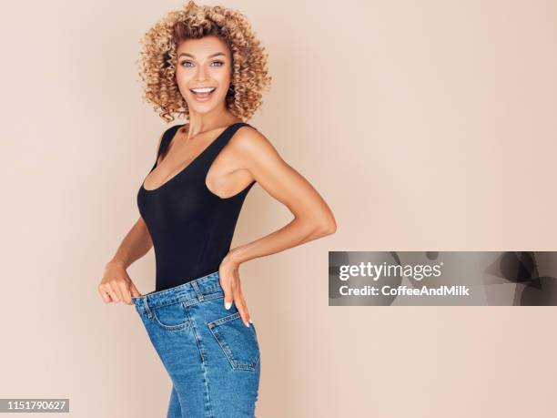 young woman losing weight - scales weight imagens e fotografias de stock