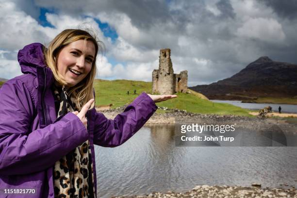 young female tourist palming ardvreck castle - sutherland scotland stockfoto's en -beelden