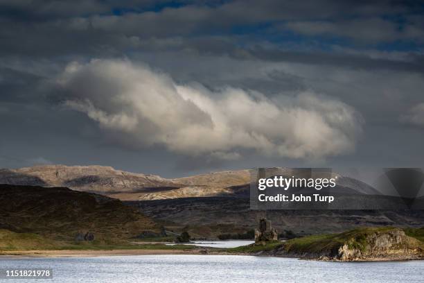 early evening light on clouds near ardvreck castle - loch assynt stockfoto's en -beelden