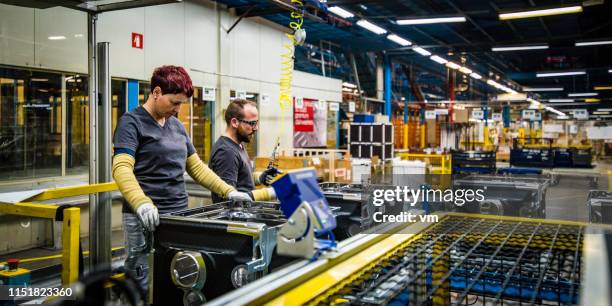 werknemers die kwaliteitscontrole doen op wasmachines - assemblagelijn stockfoto's en -beelden