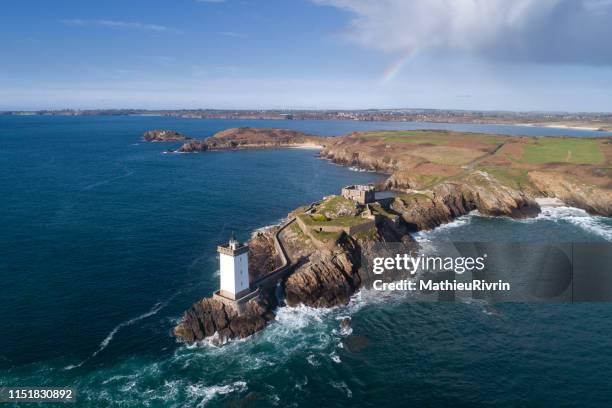 le conquet et la plage des blancs sablons derrière le pahre de kermorvan - finistere stock pictures, royalty-free photos & images